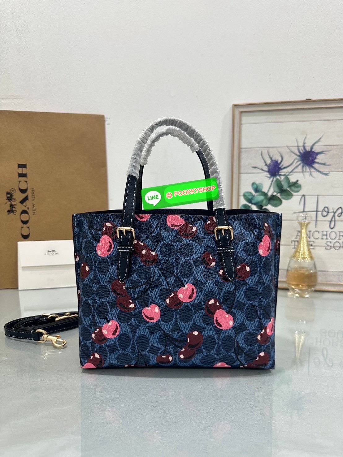 👜Coach CZ772 Mollie Tote Bag 25 In Signature Canvas With Cherry print 🍒 กระเป๋าทรง Tote ลายซิกเนเจอร์พิเศษ ดีไซน์น่ารักสุดคลาสิคมาพร้อมสายสะพายยาวและสายถือ หนังกับตัวกระเป๋าได้อย่างมีเอกลักษณ์ เหมาะสำหรับใส่ของใช้ประจำวัน พร้อมช่องซิปหลักก