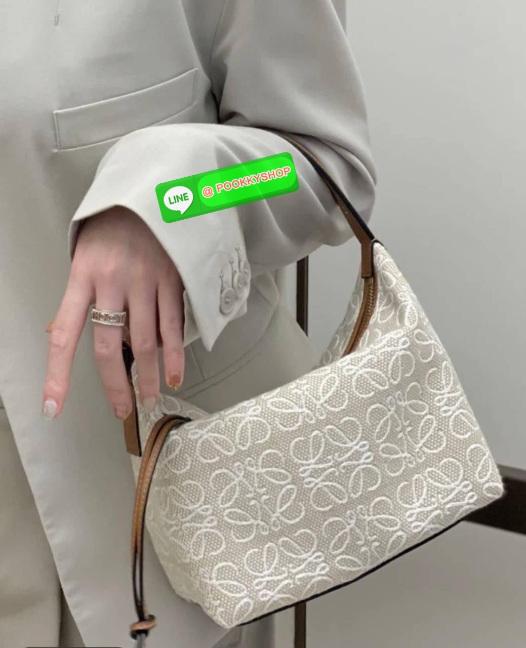 RESTOCK!! 💙🤎 LOEWE CANVAS BAG VIP GIFT WITH PURCHASE (GWP) พรีเมี่ยมกิ๊ฟ Limited จาก LOEWE HAUTE PARFUME DUTYFREE COUNTER วัสดุ CANVAS ตัดหนังแท้ ดีไซน์ทรงยอดฮิตประจำปีเลย! ปักโลโก้แบรนด์บนผ้าทั้งใบเป็นเอกลักษณ์ เปิดปิดด้วยซิปยาวภายในโล่งก