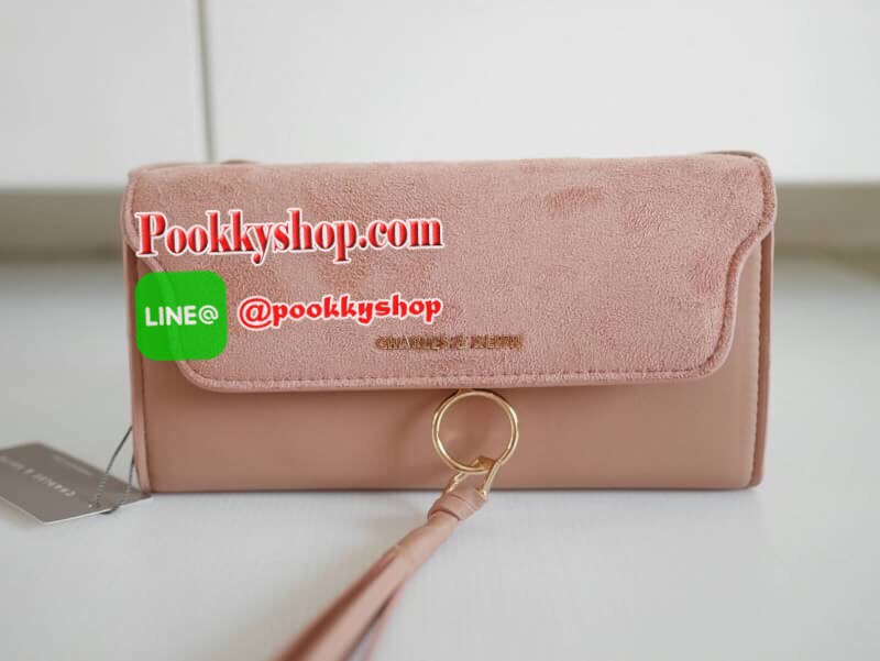 กระเป๋าสตางค์ยาว พร้อมสายยาว รุ่นใหม่ 2018 ยี่ห้อ CHARLES & KEITH ชนชอปสิงคโปร์ กระเป๋าเงิน หนังเรียบ และหนังกลับ ดีไซน์สลับแบบทูโทน สวยมากๆค่ะ มาพร้อมสายยาว สะพายข้างยาว สามารถถอดเก็บได้ด้วยนะคะ เหมาะกับทุกๆวัน เลยจร้า รุ่นใหม่ชนชอป รีบสั่งนะคะ สินค้าจำน