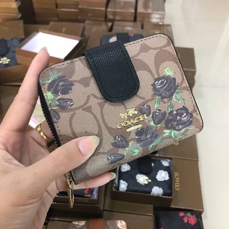 Hot รุ่นขายดี กระเป๋าสตางค์ Coach สองพับ •งานเกรดพรีเมี่ยมปั้มทุกจุด ติดโลโก้ปั้ม Coach ด้านใน 1 ช่องใส่เเบงค์ 1 ซิป ภายในมี 2 ช่อง งานสวย เนี๊ยบสุด อุปกรณืกล่องเเบรนด์