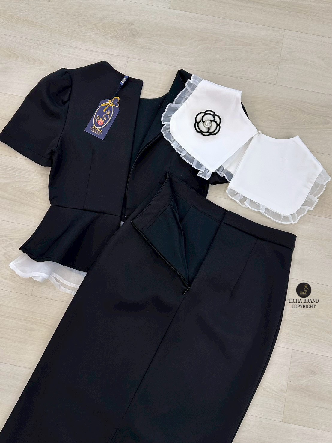 ชุดเซทแฟชั่น ชุด Set4ชิ้น เสื้อแขนสั้นสึดำ ดีเทลแต่งระบายผ้าแก้วสีขาวชายเสื้อ