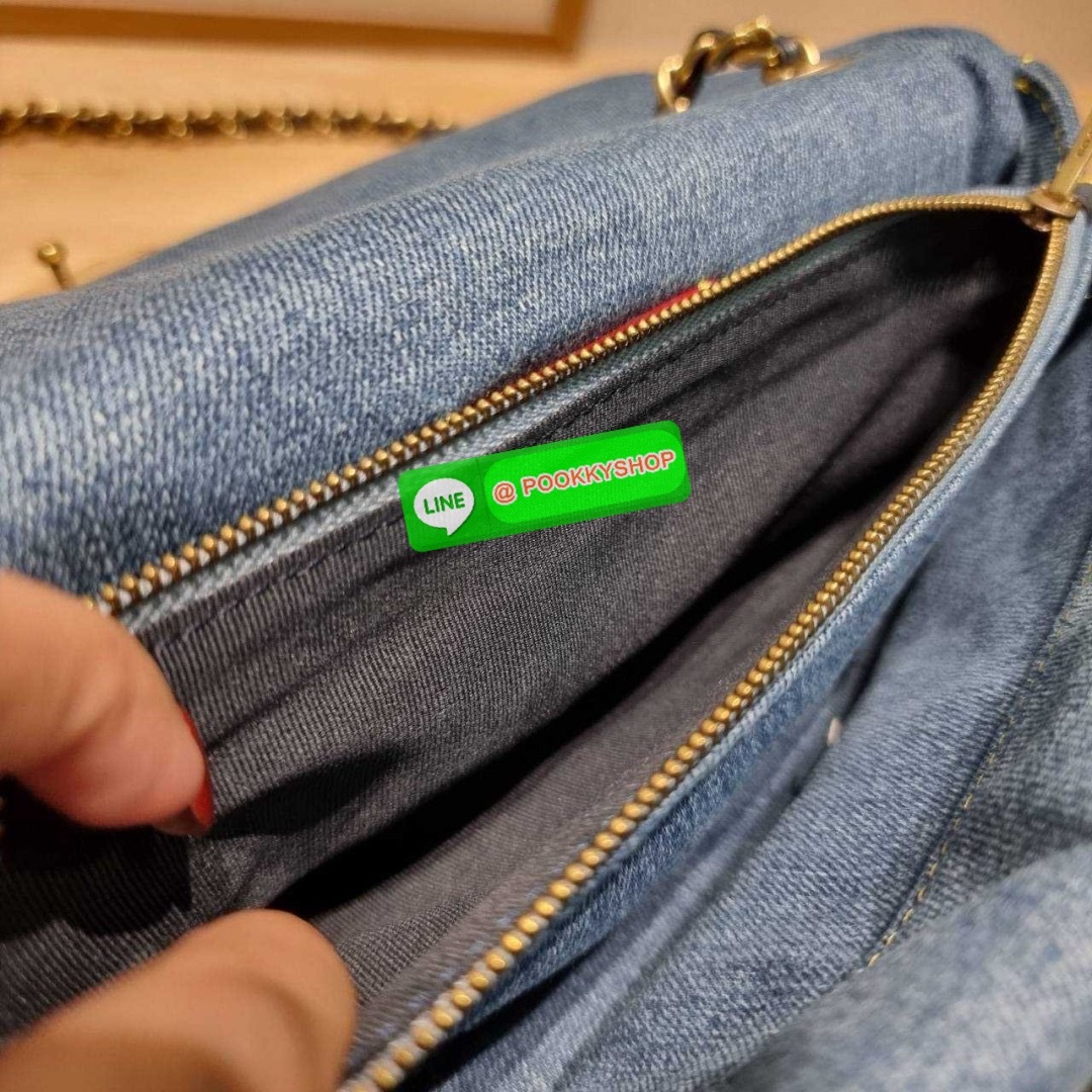 COACH CR704 TABBY SHOULDER BAG 26 WITH QUILTING 🔆 Details ไอเท็มใหม่ ตัวแม่แบบฉ่ำ สวยทำถึง! ต้อนรับซัมเมอร์ให้โดดเด่นกว่าใคร กับกระเป๋าสะพายไหล่ดีไซน์หรูหรา มีดีเทลสวยงามด้วยการเดินด้ายลวดลายตัดกับกระเป๋า เปิด-ปิดด้วยอะไหล่แบบกระดุม ภายในมีช่องเยอ