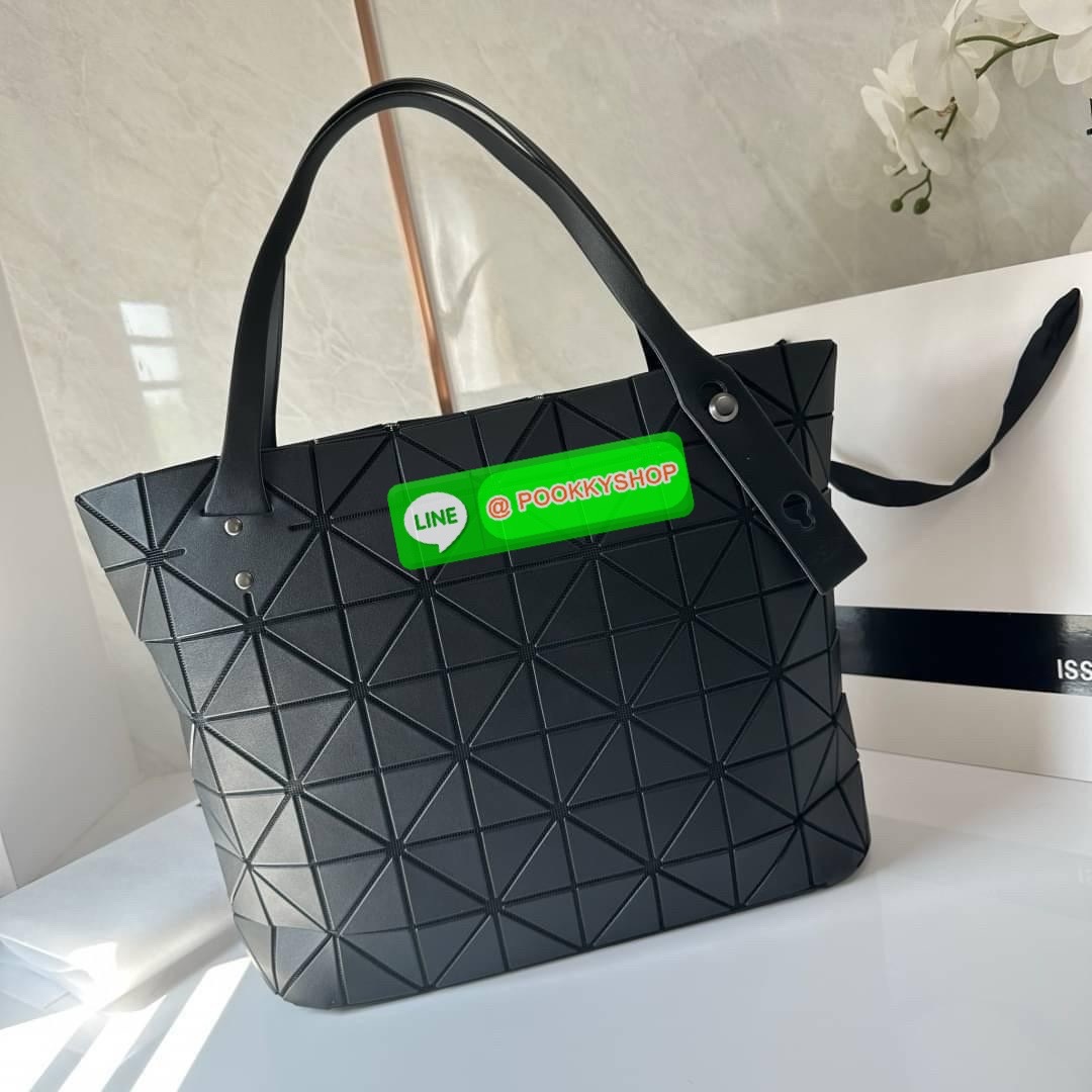 Bao bao Issey Miyake Rock Matte กระเป๋า Bao Bao ซีรีส์นี้จะเป็นทรงสี่เหลี่ยมผืนผ้าและทรงสี่เหลี่ยมจัตุรัส น้ำหนักเบา มีซิปปิดด้านบน ถือเป็นรุ่นที่เหมาะกับการใช้งานในชีวิตประจำวัน สามารถพับมุมและบริเวณด้านล่างของกระเป๋าเพื่อเพิ่มความสะดวกสบายในการใช้งาน ทั