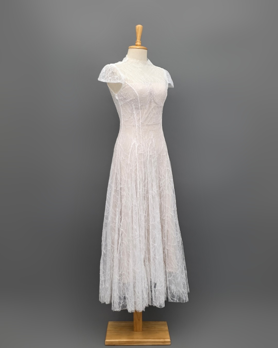 เดรสแฟชั่น เดรสเสื้อคอกลมแขนเต่อ กระโปรงบาน ดีเทลซีทรูที่บ่าและแขน