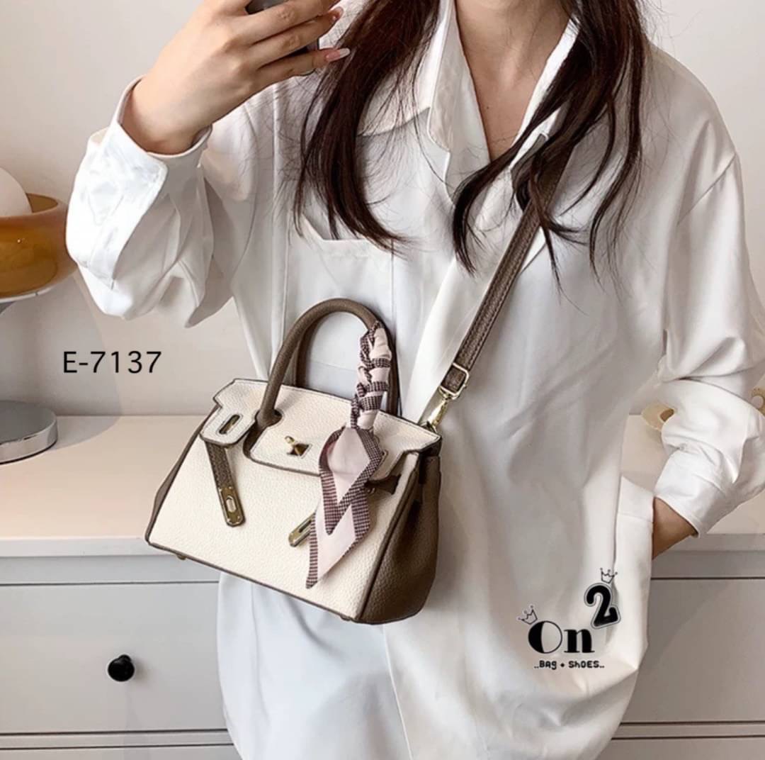 New arrivals🥳🥳 กระเป๋าแฟชั่นมาใหม่ ทรง Birkin งานสไตล์แบรนด์ เปิดหน้าอะไหล่ทอง ทรงสวยน่าใช่มากค่ะ มาพร้อมสายสะพายยาวแบบครอสบอดี้