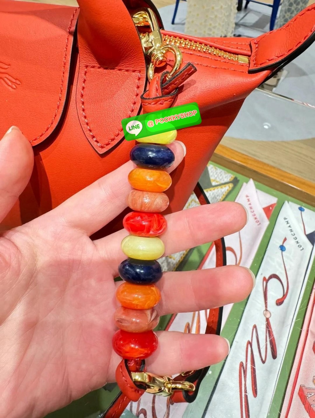 LONGCHAMP Le Pliage Xtra L Leather Handbag 🔖กระเป๋าสะพายคอสบอดี้ รุ่นใหม่โด่ดเด่นลูกเล่นของลูกปัดห้อยสีสันสดใส ทำให้กระเป๋าดูมีลูกเล่นมากขึ้น 🔖วัสดุ : หนังวัวทั้งใบนิ่มน่าสัมผัส 🔖เปิด-ปิดแบบกระดุมแป็ก มีซิปปิดปากกระเป๋าอีกชั้น ป้อง