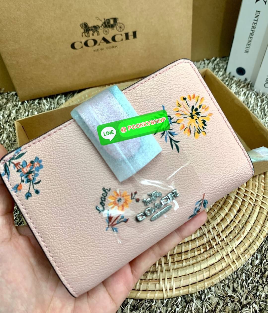 COACH MEDIUM CORNER ZIP WALLET WITH DANDELION FLORAL PRINT ((2855)) พร้อมส่งความสวย แถมความหมายดีด้วยค่ะ! กระเป๋าเงินใบกลาง ลายดอก Dandeloin ทั้งใบสวยงามมากๆนะคะ มีช่องใส่ธนบัตรหนึ่งช่อง;ช่องใส่บัตรได้ถึง10ช่อง;และช่องซิปสำหรับใส่เหรียญอีกหนึ่งช่องค่ะ &#x