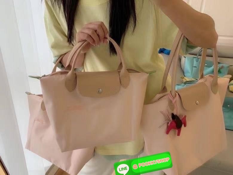 LONGCHAMP LE PLIAGE GREEN Shoulder bag L กระเป๋าโท้ทใบนี้ดึงดูดใจคุณด้วยรูปทรงมินิมอลและปริมาตรที่เพียงพอซึ่งสามารถเก็บเอกสารหรือแล็ปท็อปทั้งหมดของคุณได้อย่างง่ายดาย ด้ามยาวช่วยให้คุณสวมใส่ได้อย่างสบายบนไหล่ ขณะที่การปิดด้วยซิปช่วยให้มั่นใจได้ว่าสิ่งของทั
