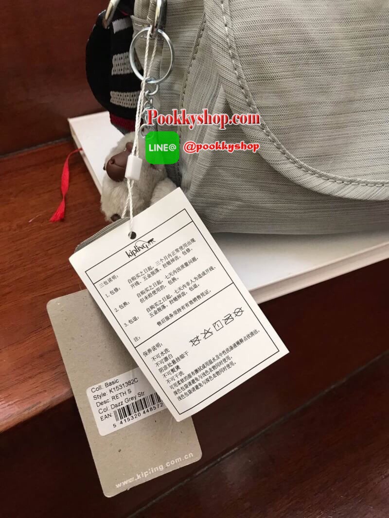 Kipling Flax Shoulder Bag กระเป๋าสะพายข้างทรงcrossbody ปรับความยาวสายให้เข้ากับลำตัวได้ฟรีไซส์ วัสดุไนล่อนคุณภาพสูงและน้ำหนักเบา กันน้ำได้ ด้านหน้ามีช่องให้หนึ่งช่อง เปิดปิดช่องซิปหลัก แบบซิปเดียว ภายในกว้างและมีช่องซิป/ช่องเล็กให้ใส่ของจุกจิก ด้านหน้าประ