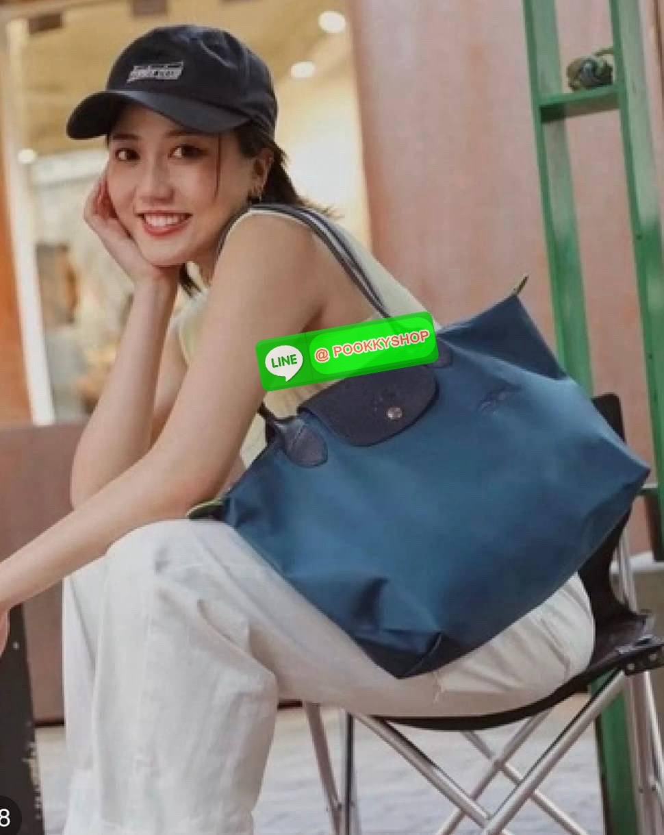 LONGCHAMP LE PLIAGE GREEN Shoulder bag S กระเป๋าใบนี้ดึงดูดใจคุณด้วยรูปทรงมินิมอลและกะทัดรัด หูกระเป๋าที่ยาวช่วยให้คุณสะพายไหล่ได้อย่างสบาย การปิดด้วยซิปช่วยให้มั่นใจได้ว่าสิ่งของทั้งหมดของคุณปลอดภัย Longchamp ดึงแรงบันดาลใจจาก origami สร้าง LE Pliage Gre