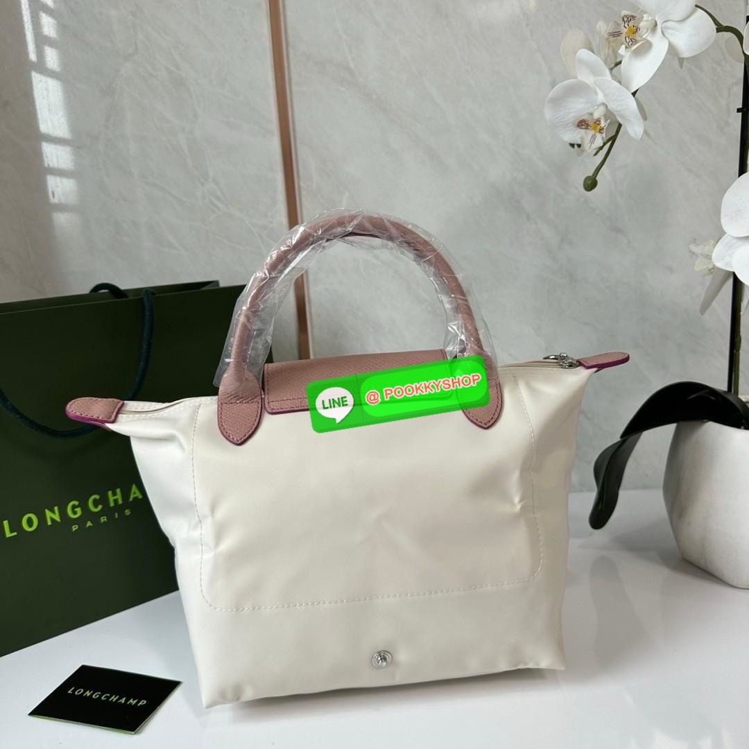 Longchamp Le Pliage Eiffel Tower Tote Bag S 🔖 Collection ใหม่ล่าสุดโดดเด่นด้วยลายปักหอไอเฟลขนาดกระทัดรัดจุของได้เยอะ 🔖วัสดุ : ไนลอนกันน้ำ 🔖เปิด-ปิด ด้วยฝาปิดกระดุมแป๊กมีซิปปิดด้านบน ภายในช่องโล่งกว้างสามารถใส่ iPad ได้ มีช่องแยกด้า