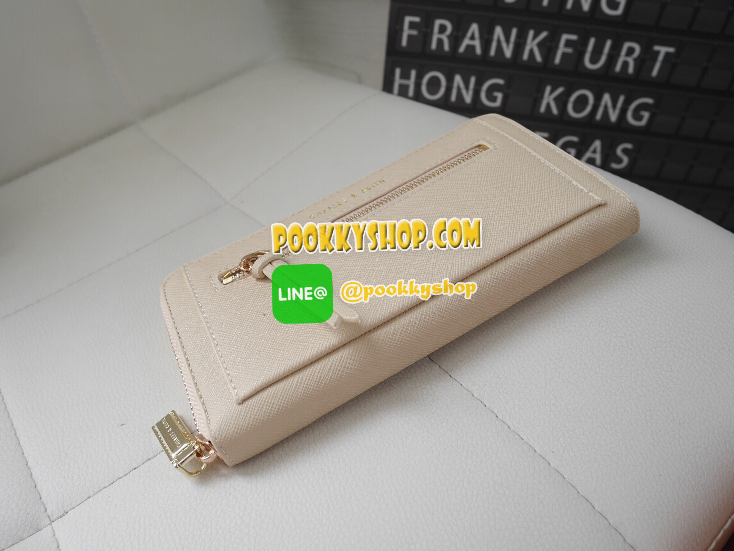 กระเป๋าสตางค์ยาว ซิปรอบ ดีไซน์ คลาสิค รุ่นใหม่ ยี่ห้อ CHARLE & KEITH ด้านหน้าตกแต่งซิปสุดเก๋ ให้ความสวย ดูดี เรียบหรู เปิดปิดด้วยซิปยาว ด้านหน้าปั๊มสกรีนยี่ห้อ โดดเด่น ในสไตส์ค่ะ ด้านในใส่บัตรได้มากกว่า 12 ใบ ช่องกลางเป็นซิป เก็บเหรียญได้ค่ะ สาวๆที่ชอบ คว