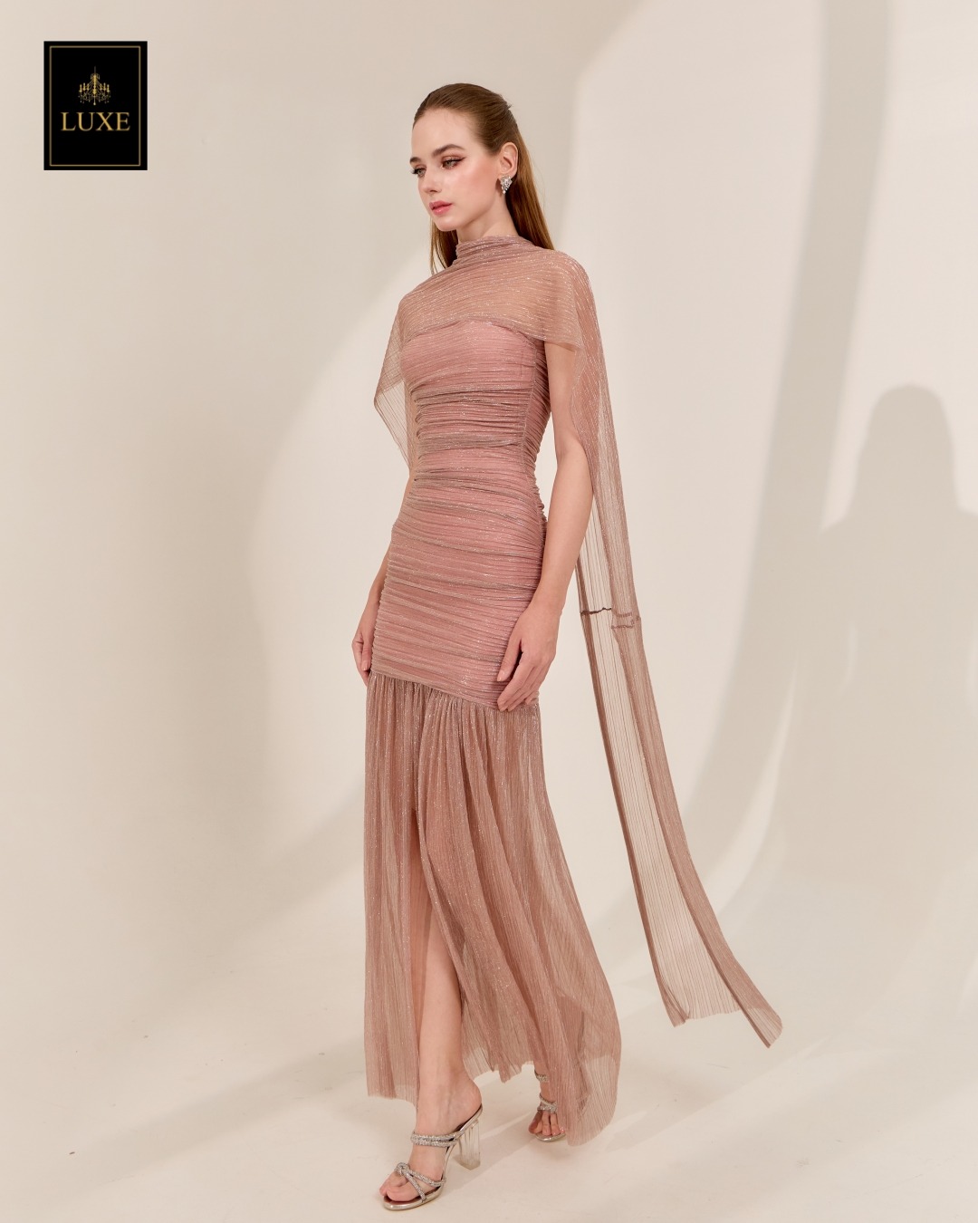 เดรสแฟชั่น เดรสเสื้อเกาะอกทรงเข้ารูป กระโปรงต่อชายระบาย ผ่าหน้า มาพร้อมผ้า mmคลุมไหล่