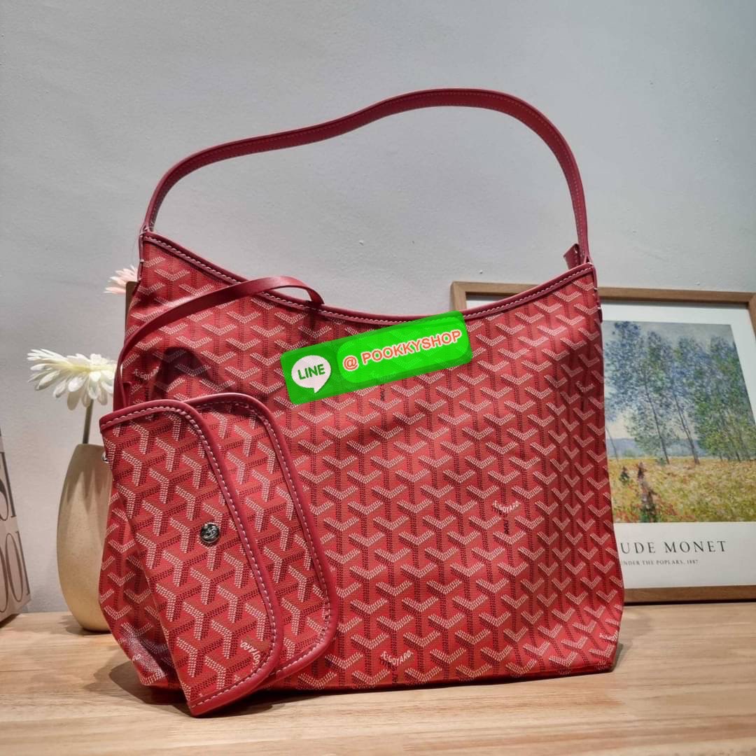 GOYARD BOHEME HOBO BAG ใหม่สุดคุ้ม กับกระเป๋าสะพายทรงโฮโบ ใบใหญ่จุใจ!! มาครบสีขายดี เลิศทุกสี รูปทรงคลาสสิค ดีไซน์เป็นเอกลักษณ์ วัสดุหนังแคนวาสพิมพ์ลายสวยคม ปากกระเป๋ามีซิปเปิด-ปิดกันของหล่นได้ ภายในโล่งกว้างมาก มาพร้อมสายคล้องในตัว ทนทาน สะพายสวยๆได้ทุกว