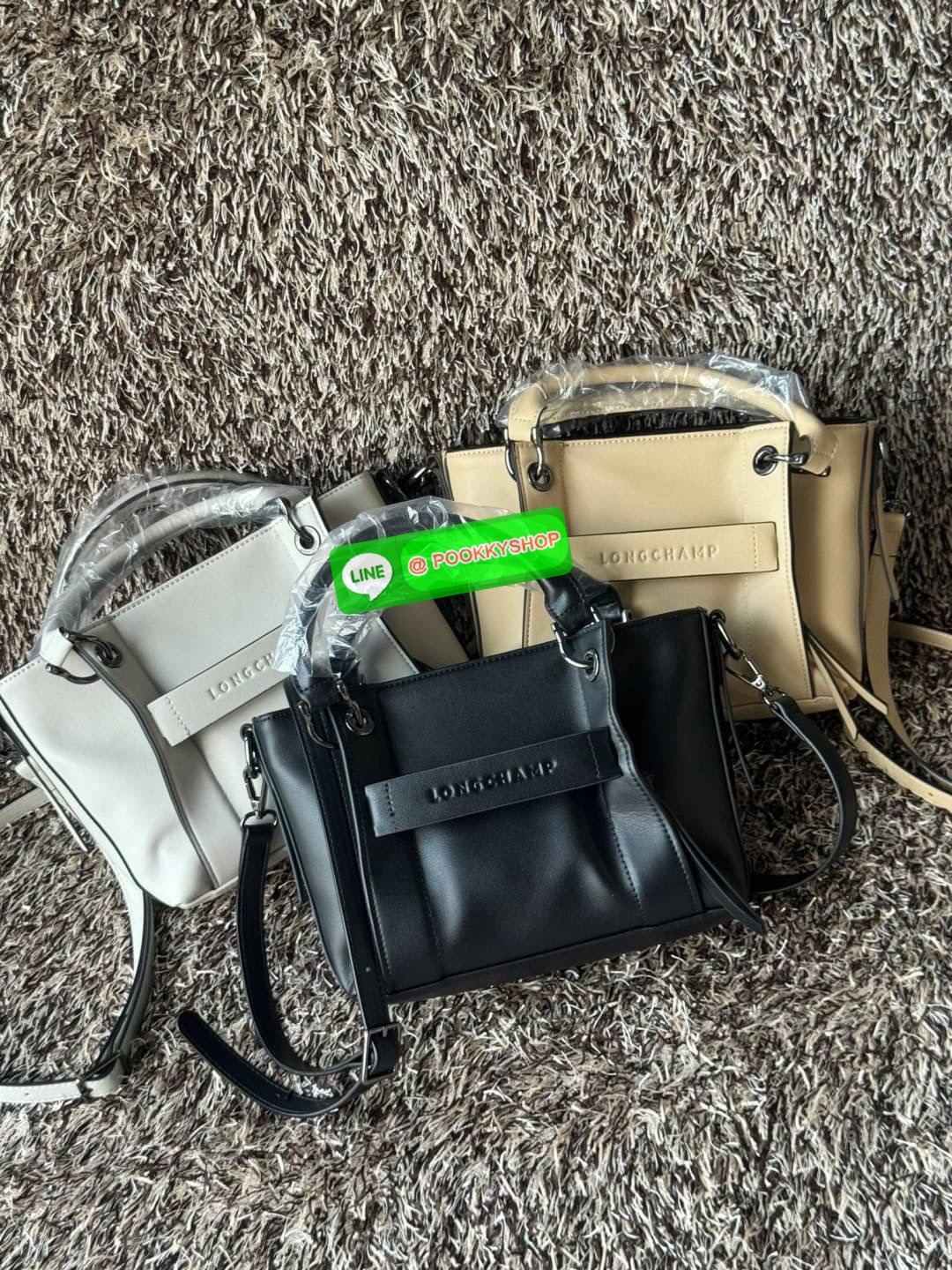 💕LONGCHAMP 3D S HANDBAG กระเป๋าใบนี้สามารถเป็นแบบ cross-body ได้ด้วยสายสะพายไหล่แบบปรับ และยังสามารถถอดออกได้ เมื่อต้องการเป็น Handbag กระเป๋า LONGCHAMP 3D เป็นส่วนหนึ่งของเทรนด์ปัจจุบันด้วยสไตล์สากลที่ทันสมัย ปรับให้เข้ากับวันหยุดสุดสัปดาห์ทําให้