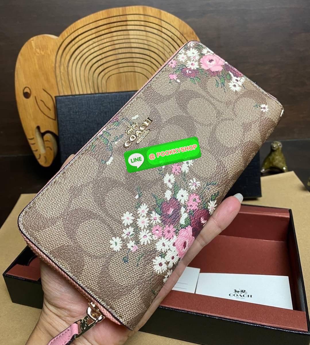 พร้อมส่ง 📌อุปกรณ์มาพร้อมกล่อง/แคร์การ์ด/ถุงกระดาษ/พวงกุญแจ COACH ACCORDION ZIP WALLET IN SIGNATURE CANVAS กระเป๋าสตางค์ใบยาว ซิปรอบ ใช้งานง่าย ด้วยฟังค์ชั้น ด้านใน ใส่บัตรได้จุใจ มีช่องซิปใส่เหรียญตรงกลาง โดนใจหลายๆคนไปเรียบร้อยและคลาสสิค เรียบหรู