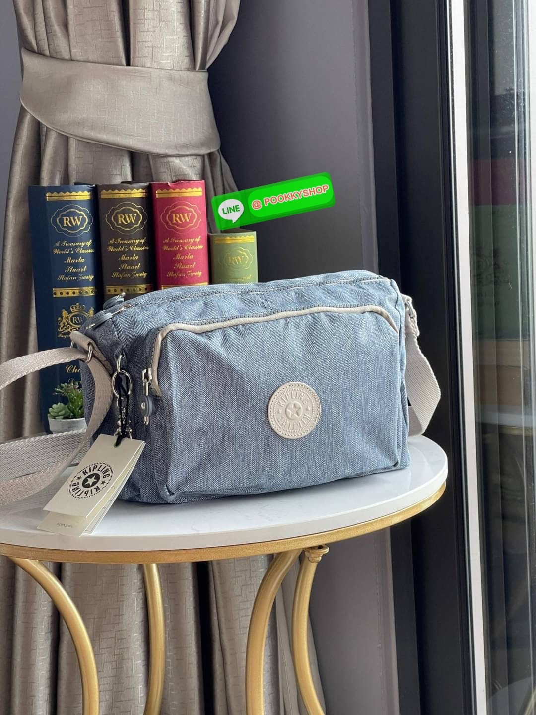 💕Kipling Silen Crossbody Bag กระเป๋าสะพายไหล่ช่วยเพิ่มความโมเดิร์นไม่ตกเทรนด์ให้กับลุคตามสไตล์การแต่งกายของคุณมากขึ้น มีน้ำหนักเบา พกพาไปไหนมาไหนได้สะดวก ใส่สิ่งของได้ครบครันโดยไม่ต้องกังวล นอกจากนี้ ยังมีสายสะพายที่ปรับระดับได้ มีช่องใส่ของเพิ่มเ
