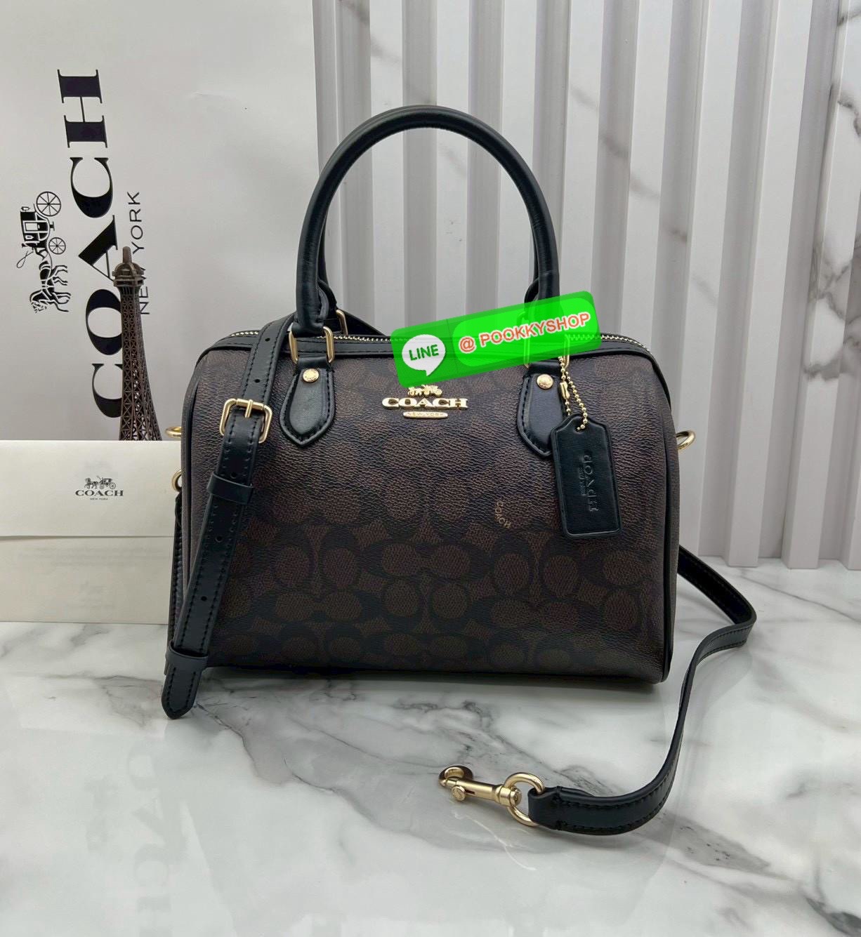 COACH ROWAN SATCHEL IN SIGNATURE CANVAS จุดเด่นของกระเป๋าทรงsatchel bag คือรูปทรงของกระเป๋าดูแข็งแรง มั่นคง ไม่เสียทรงง่าย มาพร้อมหูหิ้วที่ด้านบนของกระเป๋า ลายแคนวาสที่เป็นซิกเนเจอร์แบบเอกลักษณ์ ช่องใช้งานทุ้งภายในและภายนอก นอกจากนี้ กระเป๋าประเภทนี้ยังมี