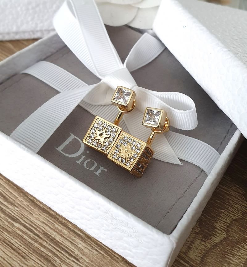 Hi-End Quality !!!! ((งาน 1:1 เกรดดีที่สุดในท้องตลาด)) Christian Dior Earring ต่างหูคริสเตียนดิออ คอลเลคชั่นใหม่ล่าสุด 2019 อะไหล่ทอง รับรองสวยวิ้งมากกกกก งานดี ตัวเรือนเงาวิ้งมากๆคะรับประกันความพอใจเลยค่ะ ตัวเรือนสีทองดูหรูมากๆค่ะ ใส่ออกมาน่าร๊ากกกก จัดเ