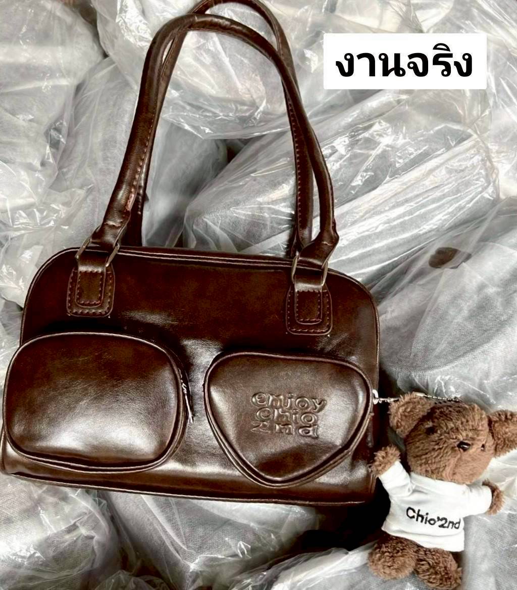 กระเป๋าหนังอย่างดี สีน้ำตาล ปั้มอักษร enjoy มีช่องซิปหน้า 2ช่อง แถมพวงกุญแจตุ๊กตาขนนุ่มน่ารัก หูกระเป๋ายาวคล้องไหล่ คล้องแขนหรือถือได้หมด งานเกรดแพง สวยตรงปก