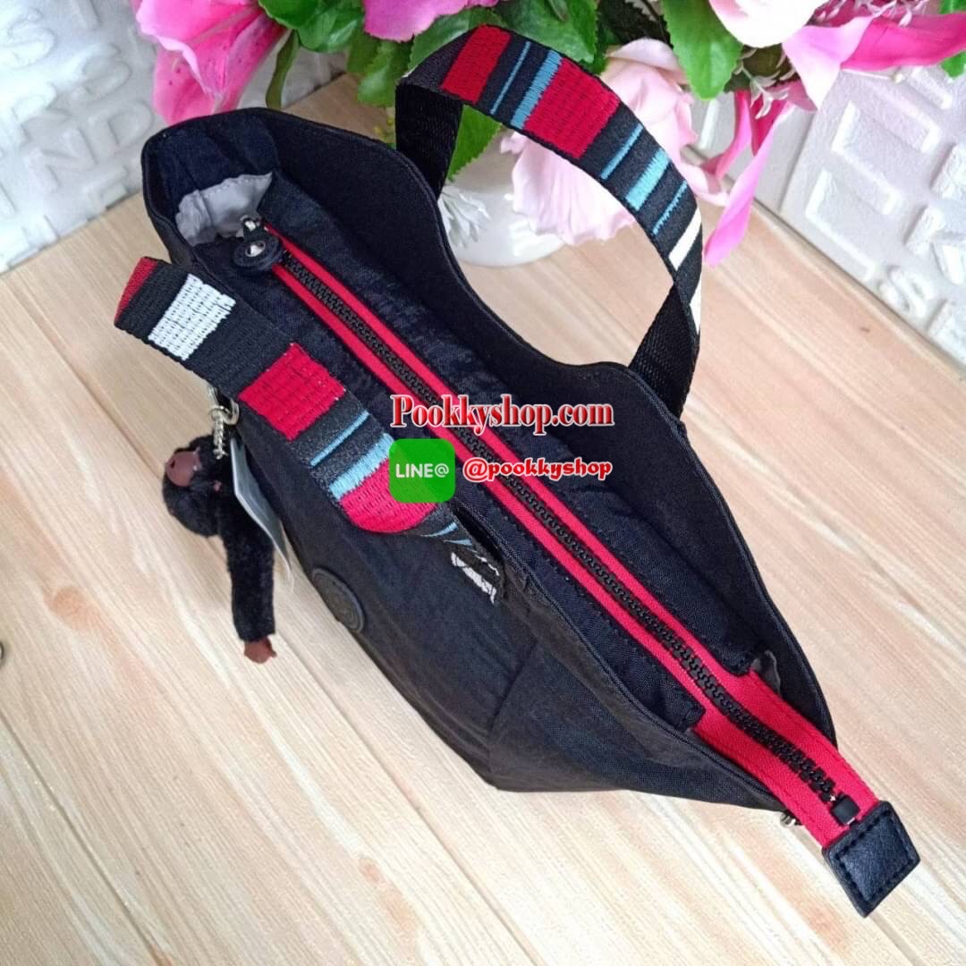 KILING NORI Handbag & Shoulder bag กระเป๋าถือหรือสะพายขนาดกลาง ทำจากวัสดุ ผ้า Nylonเคลือบ+Polyester น้ำหนักเบา จุดเด่นที่ช่องหลักมีขนาดใหญ่ พร้อมช่องซิปแยกย่อย สามารถใส่สัมภาระได้เยอะ มาพร้อมสายสะพายยาว สามารถปรับระดับได้ตามความต้องการ มีพวงกุญแจลิงห้อยตา