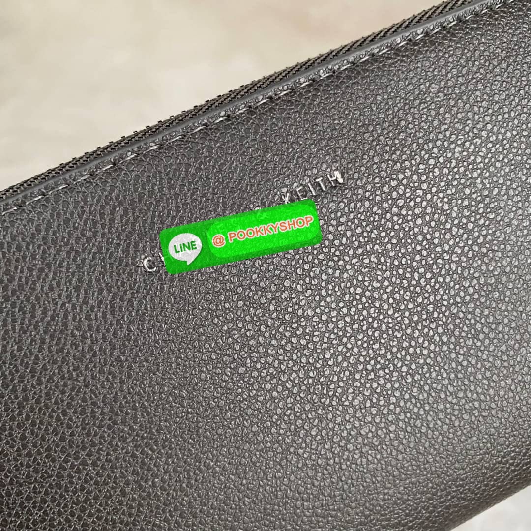 CHARLES & KEITH LONG ZIP AROUND WALLET กระเป๋าเงินใบยาวซิปรอบถูกหลังฮวงจุ้ย คอลเลคชั่นสีสุภาพหนังปั๊มลายคาเวียร์ทั้งใบ น้ำหนักเบา ด้านในกระเป๋าแบ่งเป็น 3 ช่องใหญ่ มีช่องซิปใส่เหรียญตรงกลาง จุการ์ด 12 ช่อง สามารถใส่ธนบัตรได้ตามยาวอีก 2 ช่อง มาพร้อมกล่องและ