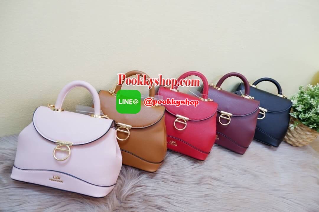 Lyn กระเป๋าหิ้วมาพร้อมสายสะพาย ขนาดกลางๆไม่เล็กไม่ใหญ่ ดีไซน์สวยน่ารัก ด้านในมีป้ายโลหะปั๊มแบรนด์ ใต้กระเป๋ามีหมุดรองทั้ง 4 มุม รูปทรงสวยเก๋ขนาดนี้ ไม่มีไม่ได้นะคะ