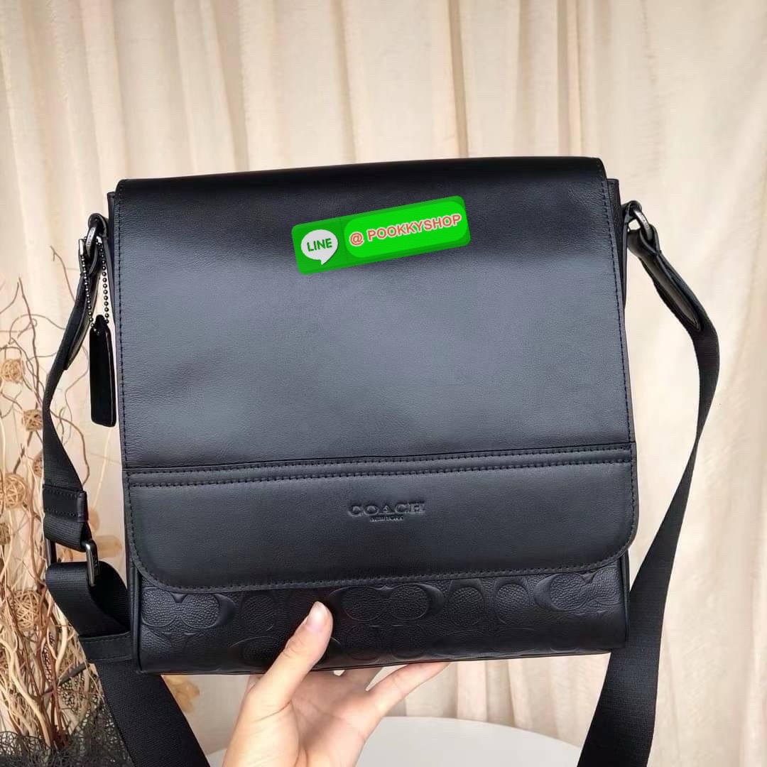 Coach F73339 F73340 – Hudson Crossbody Bag in Signature Embossed Leather “จะวันทำงานหรือวันสบาย ๆ แค่สะพายใบนี้…ก็เหมือนใส่ความเท่ติดตัวไว้แล้ว” Coach Hudson Crossbody F73340 กระเป๋าหนังแท้ลาย C ปั๊มลึก ทรงเหลี่ยมเรียบหรู โทนดำทั้งใบ เหมาะกับผู้ชายที่อยาก