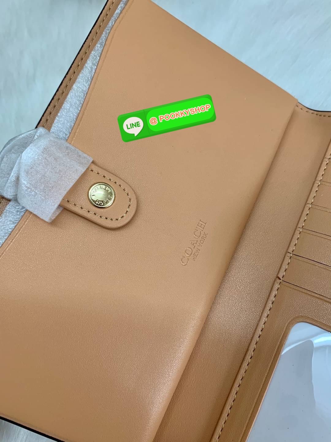 COACH TECH WALLET IN COLORBLOCK SIGNATURE ((C2874)) ✔️กระเป๋าเงินใบยาว หนังแท้ พร้อมสายคล้องมือในตัวค่ะ ✔️เปิดปิดด้านหน้าแบบฝากระดุม ภายในมีช่องใส่ธนบัตร2ช่อง ;สามารถใส่มือถือ iphone 10 xs max ได้เลยค่ะ ✔️มีช่องเสียบธนบัตร7ช่อง;พร้อมช