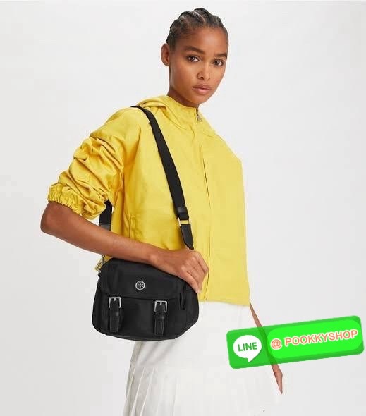 TORY BURCH VIRGINIA SMALL MESSENGER เป็นกระเป๋าที่มีรูปแบบการเปิด-ปิดด้วยกระดุมแม่เหล็ก ทำให้ปากกระเป๋าเปิดง่ายและหยิบสิ่งของสะดวก ซึ่งภายในฐานกระเป๋ามีความกว้างขวางพอสมควร เก็บสิ่งของต่าง ๆ ได้ดั่งใจ มาพร้อมดีไซน์เรียบง่ายสีดำประดับด้วยโลโก้แบรนด์อันเป็น