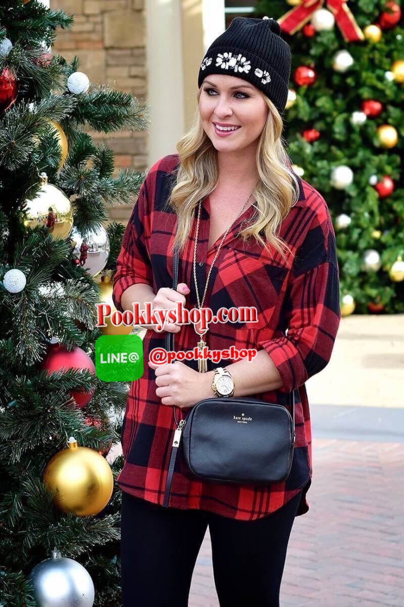 ReStock! รุ่นยอดนิยม Kate Spade NewYork Mini Leather Shoulder Bag กระเป๋าสะพายขนาดมินิหนังสวยหรูอยู่ทรงด้านหน้าประดับโลโก้สีทอง มาพร้อมหัวซิปพู่หนัง และสายสะพายยาวปรับระดับได้ ภายในมีโลโก้ ช่องซิปและช่องเล็ก ซับในสกรีนลายตามแบบฉบับของแบรนด์ ใส่กระเป๋าสตาง