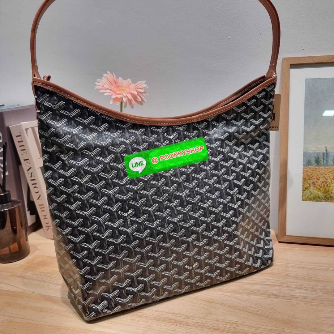 GOYARD BOHEME HOBO BAG ใหม่สุดคุ้ม กับกระเป๋าสะพายทรงโฮโบ ใบใหญ่จุใจ!! มาครบสีขายดี เลิศทุกสี รูปทรงคลาสสิค ดีไซน์เป็นเอกลักษณ์ วัสดุหนังแคนวาสพิมพ์ลายสวยคม ปากกระเป๋ามีซิปเปิด-ปิดกันของหล่นได้ ภายในโล่งกว้างมาก มาพร้อมสายคล้องในตัว ทนทาน สะพายสวยๆได้ทุกว