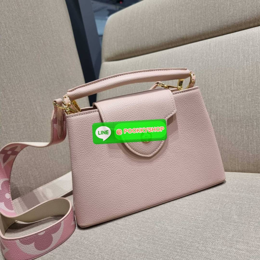 NEW IN!! LV capucines top handle วีไอพีพรีเมี่ยมกิ๊ฟจากเคาน์เตอร์ ที่สุดของความสวยในราคาเบาๆ กระเป๋าถือสุดหรู ดีไซน์ทรงคลาสสิค พร้อมลวดลายหรูหรา มาพร้อมหูจับในตัว ด้วยรูปทรงวินเทจและวัสดุหนังลูกวัว สัมผัสดี ขับผิว ทำให้ไอเท็มนี้สะกดทุกสายตาจริงๆ และยังมีล