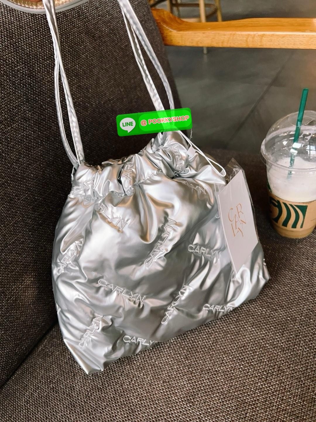 CARLYN TWEE MINI BAG #ไม่มินิตามชื่อจ้าา😘 💌พร้อมส่ง!สวยฉ่ำๆทุกสี ไม่มีไม่ได้แล้วจ้าา📌 ✔️กระเป๋าวัสดุไนล่อนอย่างดี นิ่มฟู ปักลายแบรนด์อันเป็นสัญลักษณ์ของรุ่นทั้งใบสวยงามค่ะ