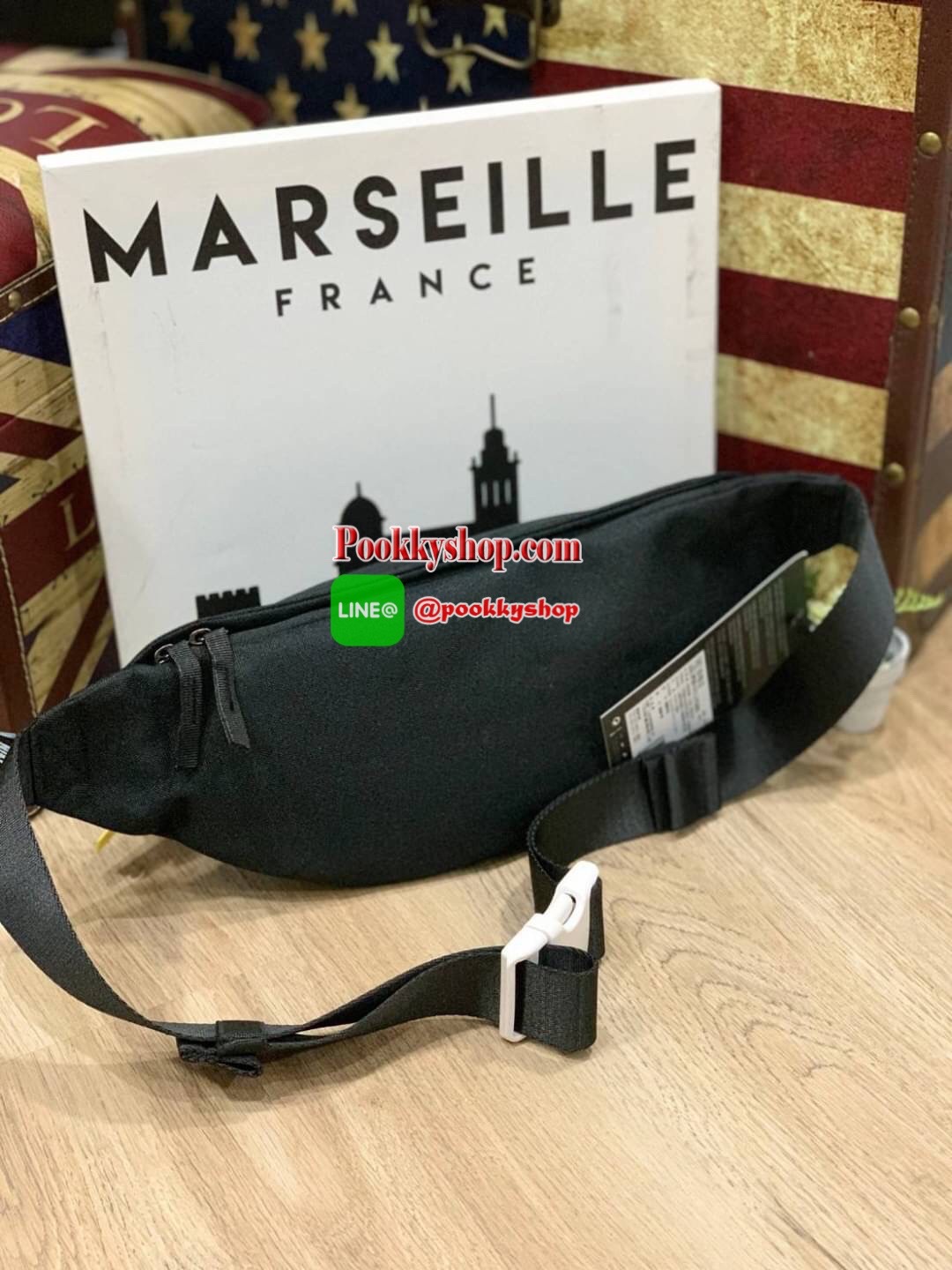 NIKE HERITAGE HIP PACK รุ่น BA6110-011 กระเป๋าทรงคาดเอวและคาดหน้าอกสไตล์สปอร์ต เปิดปิดด้วยซิปคู่ ภายในใส่กระเป๋าสตางค์ยาวได้ ด้านหน้าสกรีนตามลายต่างๆของนักออกแบบชื่อดังสาย มีคาดปรับความยาวได้ฟรีไซส์ น้ำหนักเบา เป็นกระเป๋าที่เปิดกว้างหาของได้ง่าย และใช้ได้