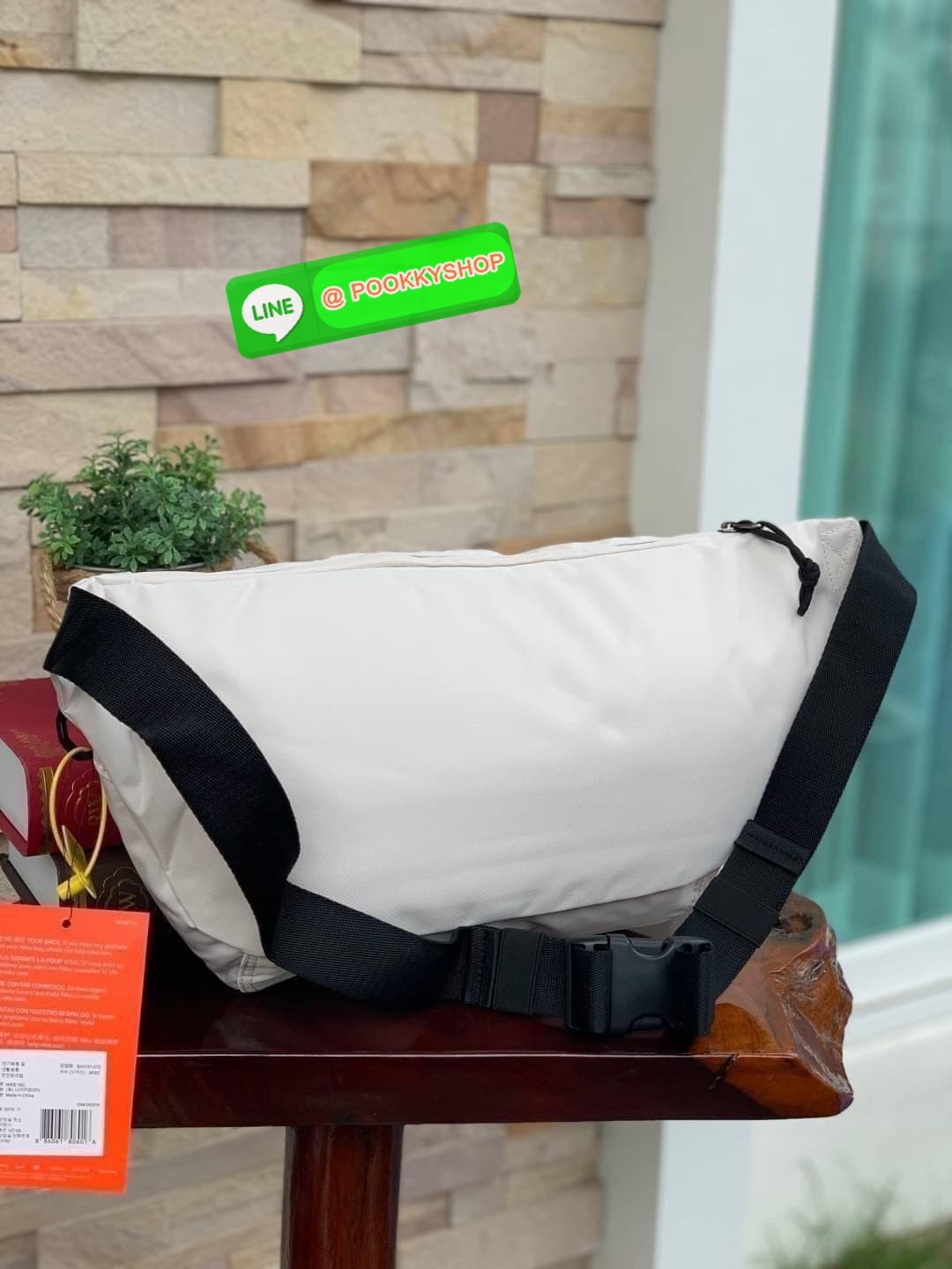 Nike Tech hip pack กระเป๋าคาดเอว Nike Tech รุ่นใหม่ชนช้อป!! ให้คุณหยิบใช้อุปกรณ์กีฬาและพกพาได้อย่างง่ายดาย พร้อมโดดเด่นด้วยกระเป๋าซิป 2 จุดสำหรับเก็บสิ่งของ และสายกระเป๋าแบบปรับได้เพื่อให้แนบกับลำตัว ใช้งานได้คล้องตัว ใส่ของได้จุสมใจเลยคร้า