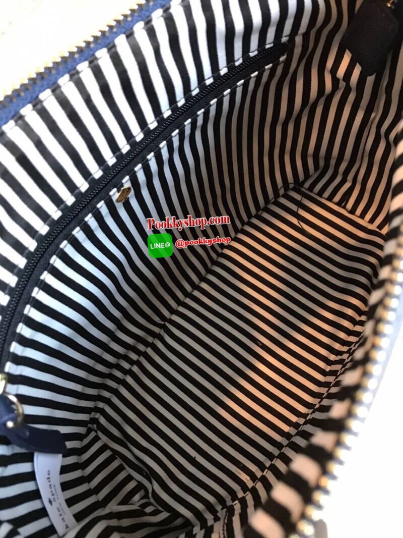 Kate Spade INA Greta Court Glitter Crossbody กระเป๋าถือหรือสะพายใบเล็ก วัสดุหนัง Saffiano สวยหรู ด้านหน้าประดับโลโก้สีทองสวย ก้นกระเป๋ามีดีเทลด้วยGlitter วิ้งๆดูหรู ภายในมีช่องซิปและช่องเล็ก สามารถใส่ ipad mini กระเป๋าสตางค์ใบยาวและของจุกจิกได้เยอะ มีหมุด