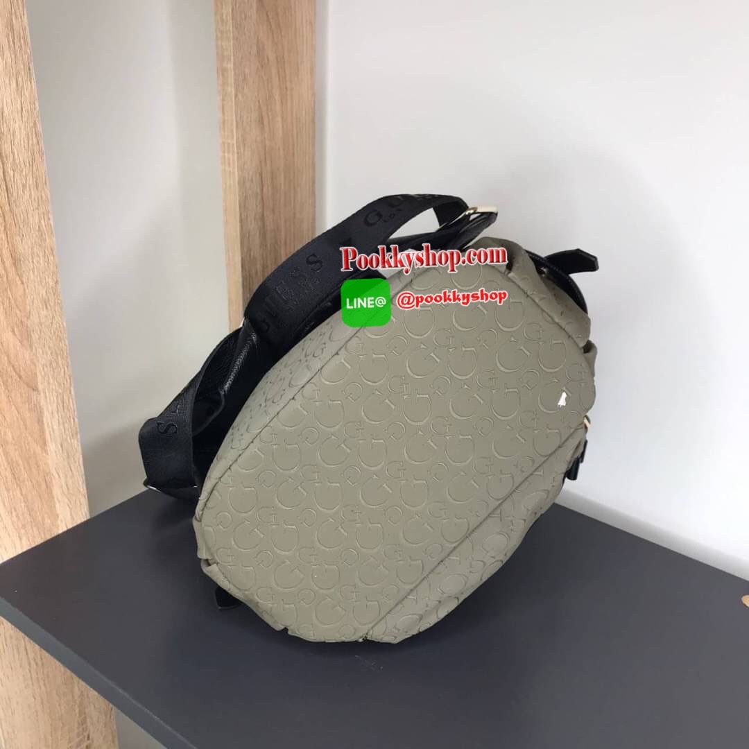 GUESS KACEE MINI LOGO BACKPACK. กระเป๋าเป้สะพายหลังขนาดกลาง ไม่เล็กไม่ใหญ่จนเกินไป น้ำหนักเบาใสของได้เยอะ มีช่องใส่ของหลายช่อง ช่องซิปหน้า1 ด้านข้างใส่ขวดน้ำได้ ช่องใหญ่ เปิดปิดด้วยสายรูด และกระดุมแม่เหล็ก ภายในซับด้วยผ้าสีเดียวกับกระเป๋า ภายในมีช่องซิปอี