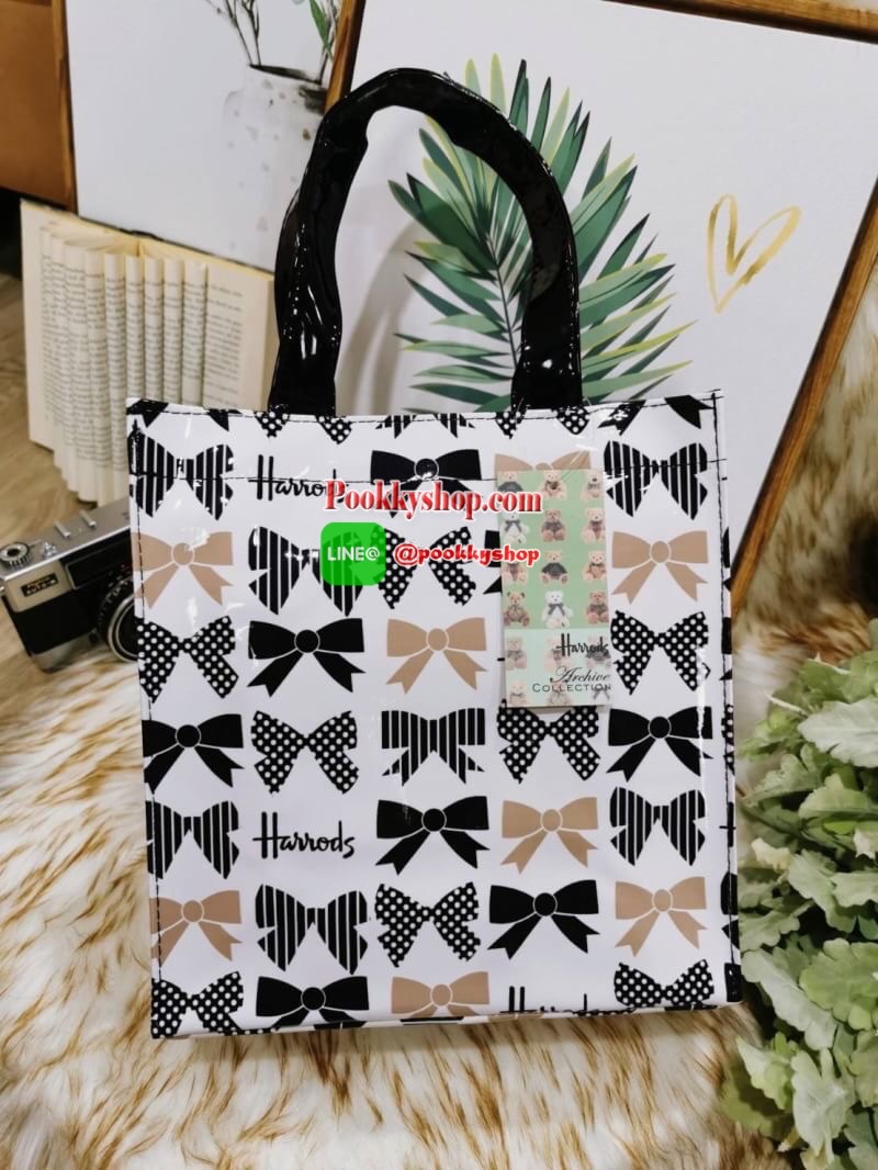 ลายนี้เข้าแล้วนะคะ! พร้อมส่งไอเท็มยอดนิยม! Harrods London Top-handle Shopping Bag กระเป๋า Shopping แบรนด์ดังจากอังกฤษรุ่นยอดนิยมวัสดุ PVC+Polyester 100% ของแท้เนื้อหนาอยู่ทรงกันน้ำ ขนาดกำลังดี น้ำหนักเบา เปิดปิดด้วยซิปสะดวกใช้หัวซิปปั้มโลโก้แบรนด์อะไหล่เง