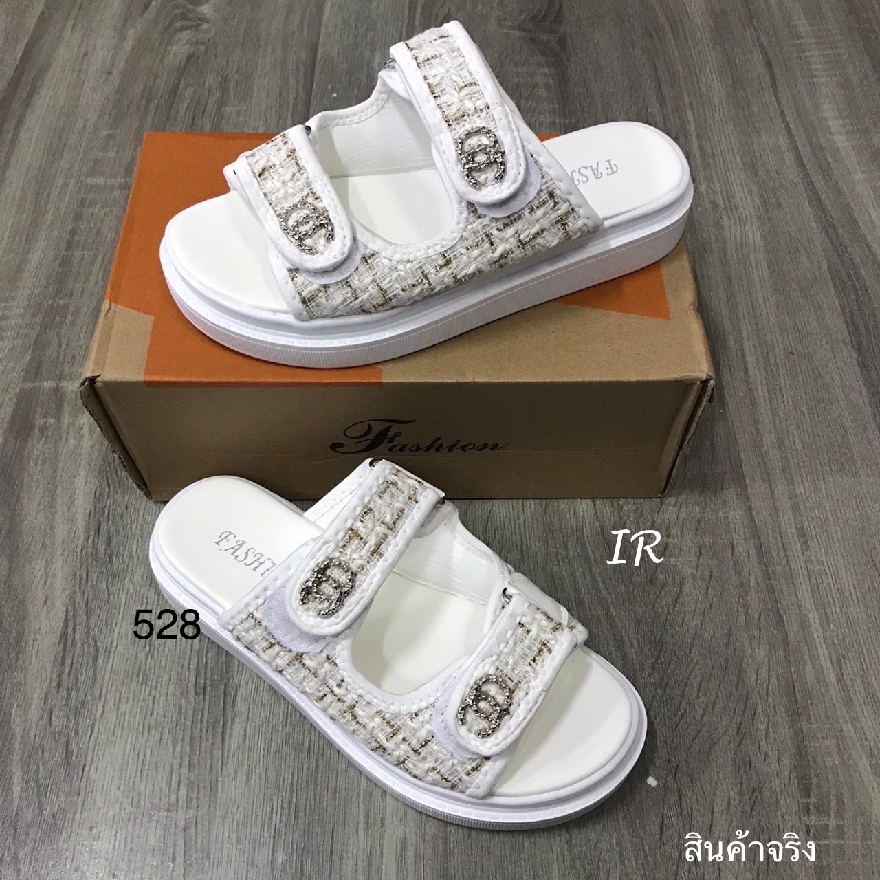 แบบขายดี!!! พร้อมส่ง เข้าแล้วค่า สวยฟาดมากแม่!! Chanel sandal ลำลองผ้าทวิต แต่งอะไหล่ สายปรับได้ พื้นนิ่ม สวยมากกก มองหารองเท้าสวยๆใส่แล้วดูดี ดูแพง คู่นี้เลยค่า