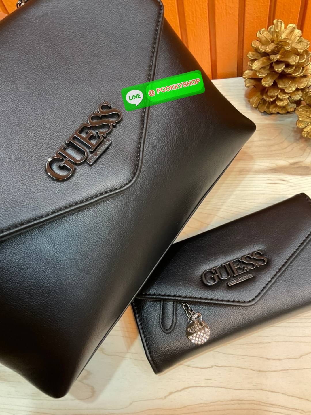 🚚 พร้อมส่ง 🚚 Guess Women’s Crossbody Bag Set สุดคุ้ม!!!! เซตสวยหรูดูแพง สวยจริงจริง ช้าหมด ราคานี้หาที่ไหนได้!! กระเป๋าสะพาย+กระเป๋าสตางค์ใบยาว มาพร้อมพวงกุญแจถอดออกได้ ด้านหน้าประดับโลโก้แบรนด์สวยโดดเด่น กระเป๋าสะพายไหล่ และสะพายข้าง cros