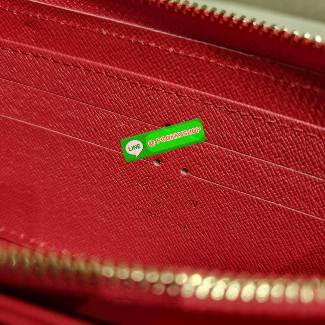 NEW IN!! LV long zip wallet with gwp กระเป๋าสตางค์พรีเมี่ยมกิ๊ฟ ดีไซน์ล่าสุด หนังแก้ววิบวับ หรูหรามาก ใบยาวขนาดกำลังเหมาะมือ ถือแล้วขับผิว ถือออกงานก็คือเลิศ วัสดุหนังแก้วเคลือบผิวกลิตเตอร์ เล่นกับแสงสวยมาก เปิด-ปิดด้วยซิปรอบ ภายในมีช่องใส่บัตรเยอะมาก มีช