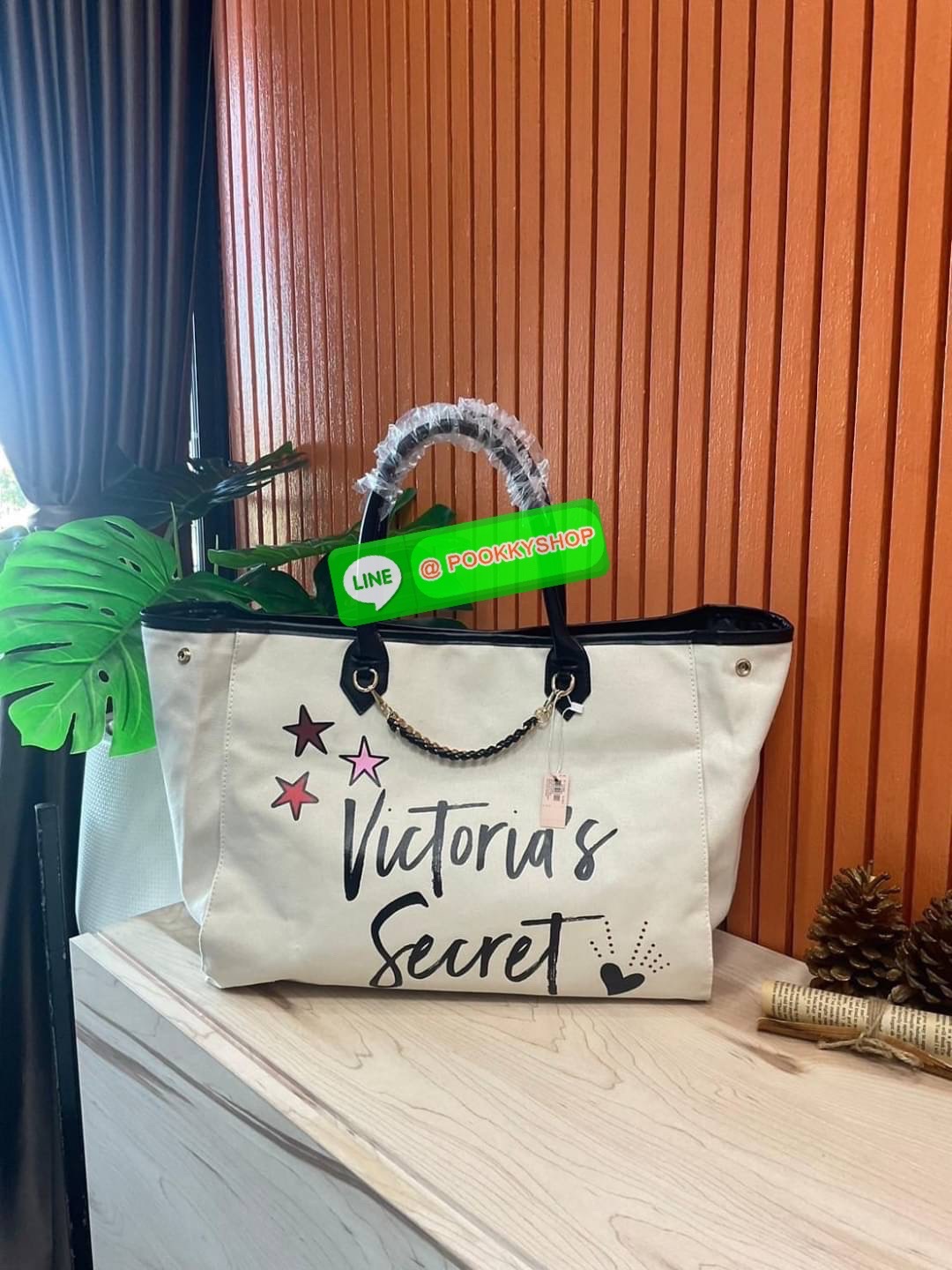 Victoria's Secret New! VS Patch City Tote - CREAM กระเป๋าทรง shopping สไตล์ victoria's secret แปลกใหม่อินเทรนด์ สินค้านำเข้า งาน ชน shop ดีไซน์สวย เก๋ น่ารัก เรียบหรู ใส่ของได้จุใจ เหมาะสำหรับสาวๆทุกคนที่มีของเยอะ งานเย็บเนี๊ยบ แข็งแรงทนทาน ใช้ไ