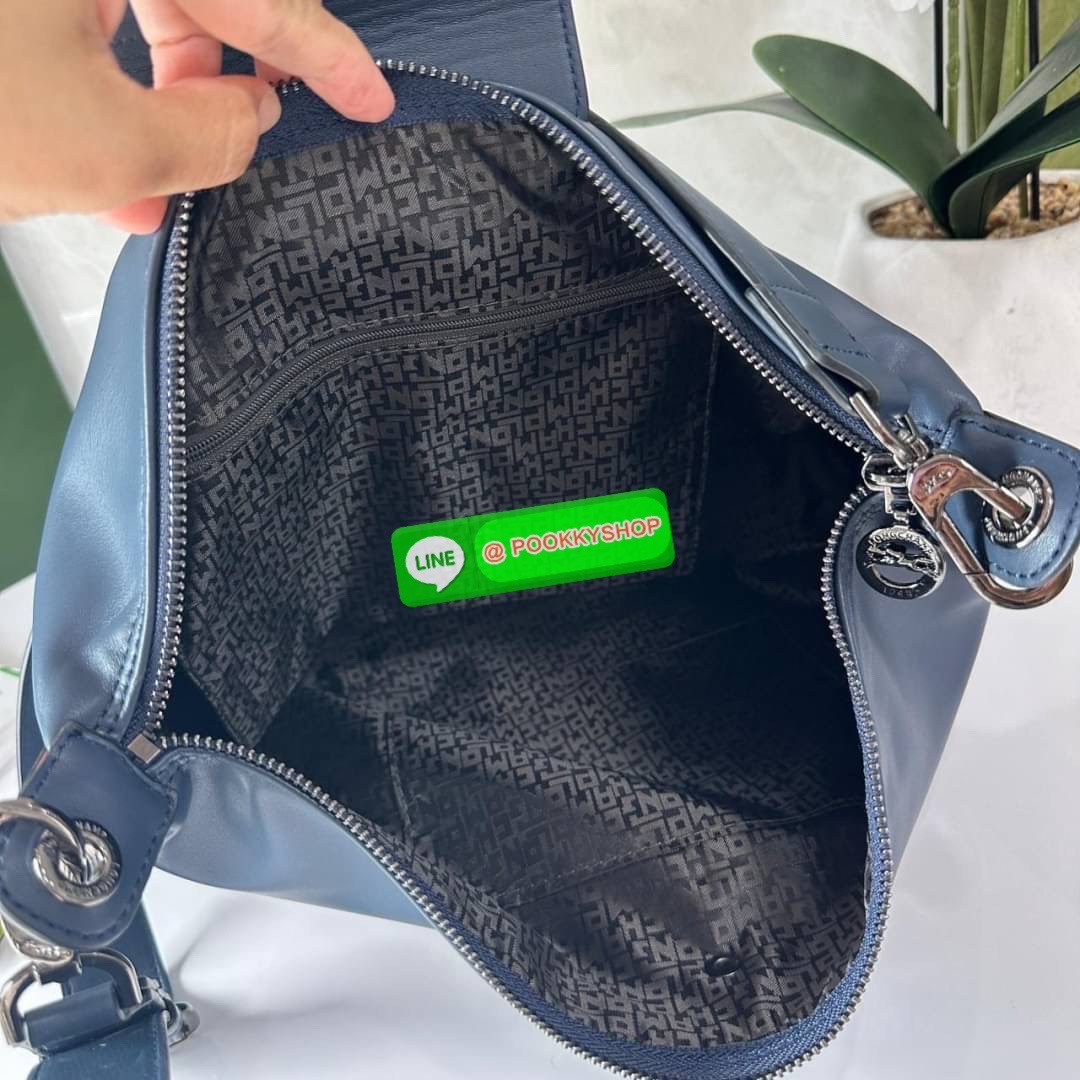 LONGCHAM LE PLIAGE XTRA Hobo bag M กระเป๋าสะพายไหล่ HOBO ออกแบบเพื่อให้ดูเรียบหรูหรา มีความสง่า รูปทรงเก๋ไก๋ วัสดุหนังแกะนิ่มมือ สายสะพายไหล่ปรับระดับได้และถอดออกถือได้ เปิด- ปิด ด้วย ซิป ภายใน ช่องโล่งกว้าง มีช่องซิปแยก ใบใหญ่สามารถใส่ของได้เยอะคะ