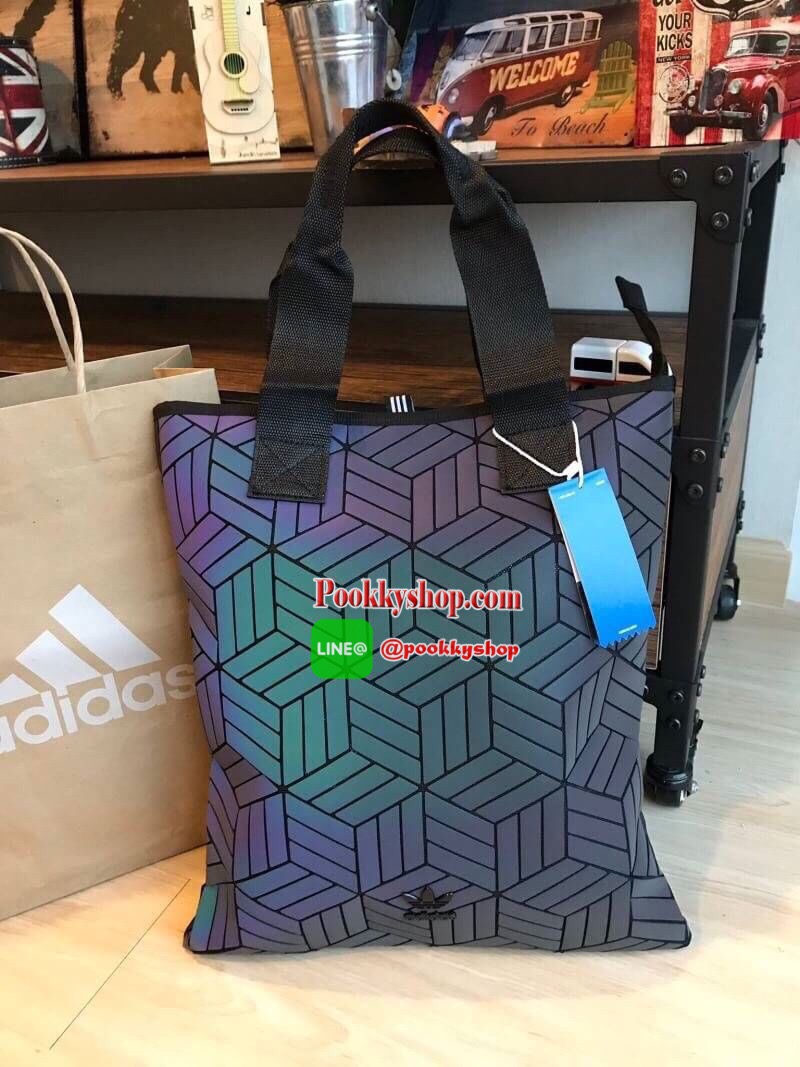 Adidas Originals Shopper 3D คอลเลคชั่นสไตล์ ISSEY MIYAKE กระเป๋าถือทรงtote น้ำหนักเบา ใช้งานง่าย เปิดปิดง่ายด้วยซิปเดียว ภายในกว้าง ใส่เอกสารA4และสัมภาระอื่นๆได้แบบสไตล์ลำลอง ใช้ได้กับชายหรือหญิงเลยคร้า