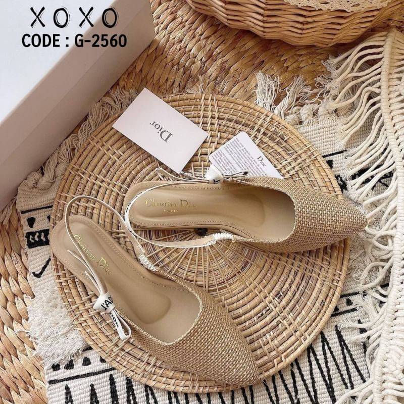 คัชชูหน้าวี เก็บทรงขาเรียวยาว มีมิติ ขาเรียวยาว วัสดุผ้ากระสอบ นุ่ม ใส่สบาย ด้านหลังเป็นสายปักลาย Christian Dior ปลายยางยืด สวยเก๋