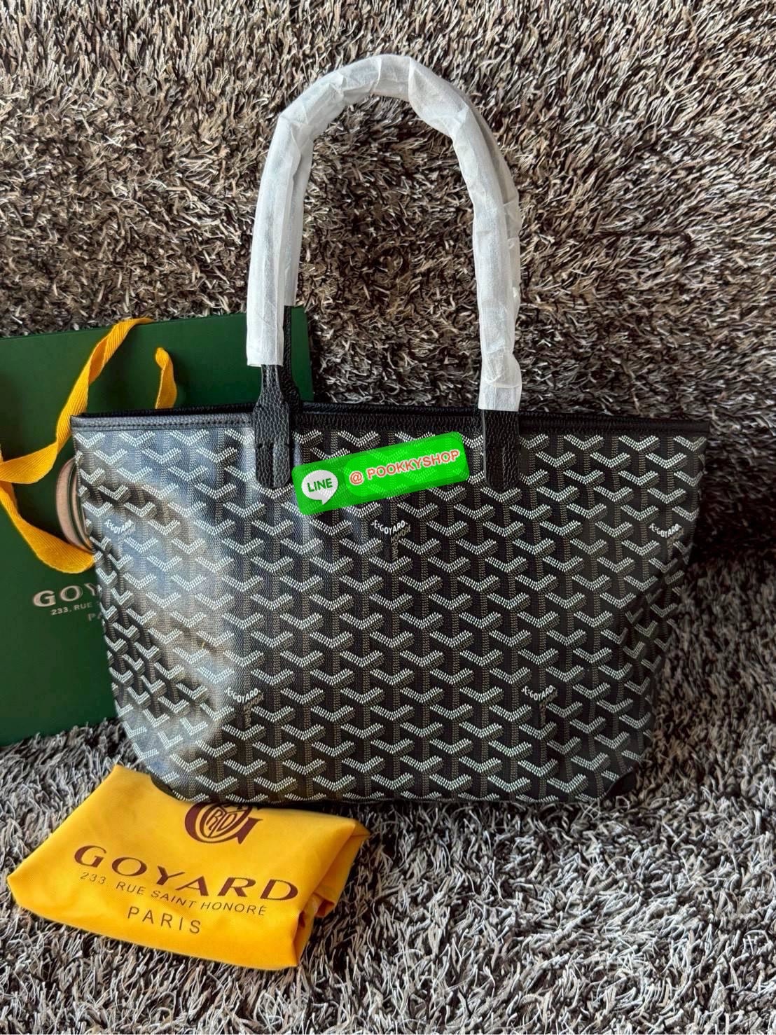Goyard Artois PM Bag กระเป๋า Artois PM เป็นกระเป๋าที่มีซิปด้านบนเพิ่มคงามปลอดภัย ภายในพื้นที่กว้างเพื่อจัดระเบียบข้าวของของคุณ มันโดดเด่นด้วยฐานด้านล่างทั้งสองมุมเย็บต่อด้วยหนังใช้งานในแบบทางการหรือกึ่งทางการก็ได้
