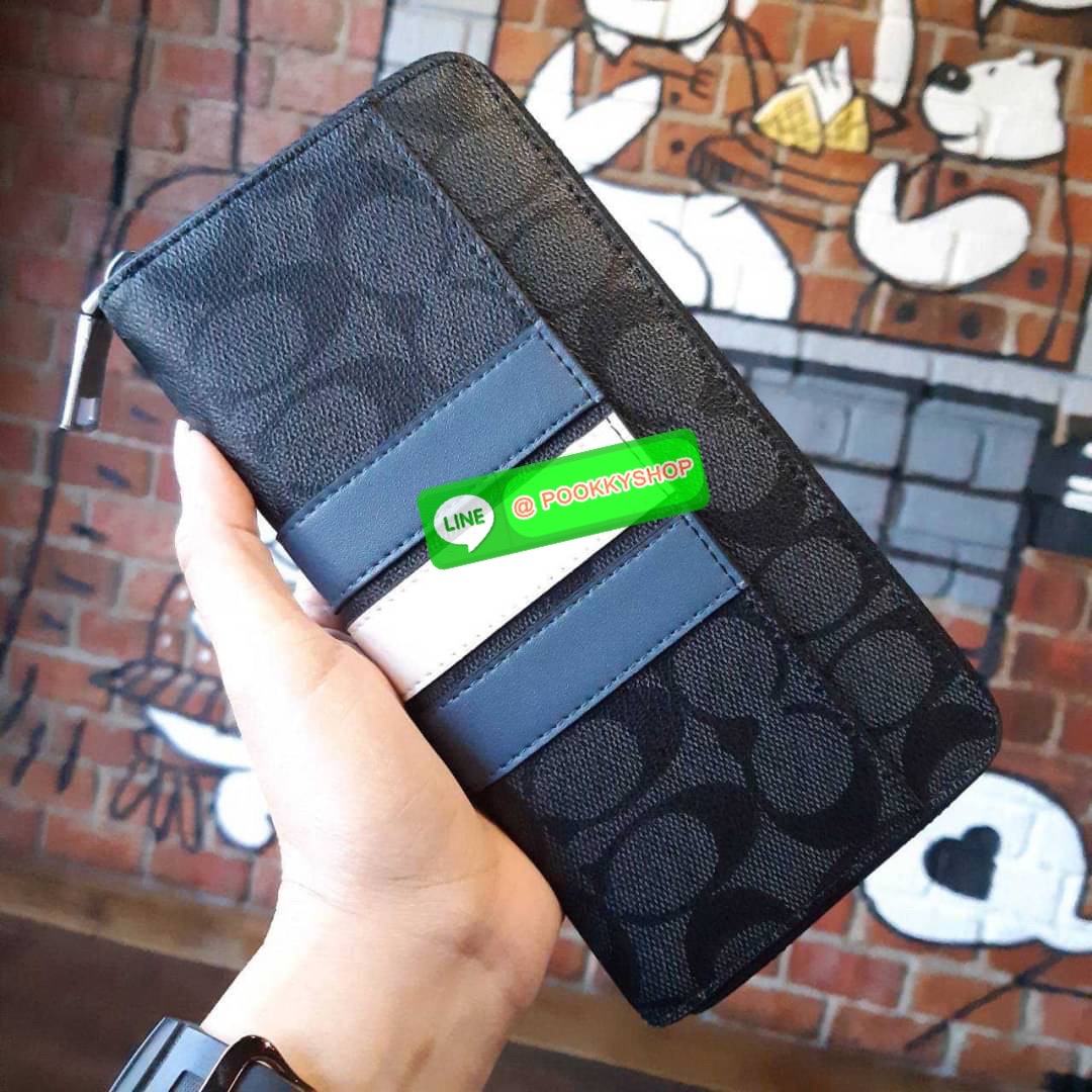 COACH F26070 MEN LONG WALLET IN SIGNATURE CANVAS WITH VARSITY STRIPE รุ่นใหม่ล่าสุด!! กระเป๋าสตางค์แถบฟ้าขาวใบยาว ดีไซน์ใหม่ สวยดูหรู ถือใช้กำลังเหมาะมือ วัสดุหนังแคนวาสเคลือบลาย เปิด-ปิดด้วยซิปรูดรอบใบ ด้านในเป็นหนังแท้ ใส่บัตรได้เยอะ ใส่ธนบัตรได้ทุกชนิด
