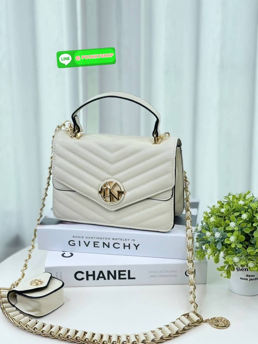 Lyn คอลใหม่ สายสะพายยาว สามารถถอดออกได้ ด้านในแบ่งเป็น 2 ช่องใช้งาน ฝากระเป๋าเปิดปิดด้วยกระดุมแม่เหล็ก