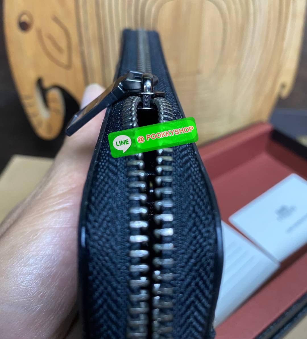 COACH ACCORDION ZIP WALLET IN SIGNATURE CANVAS กระเป๋าสตางค์ใบยาว ซิปรอบ ใช้งานง่าย ด้วยฟังชั่น ด้านใน ใส่บัตรได้จุใจ มีช่องซิปใส่เหรียญตรงกลาง โดนใจหลายๆคนไปเรียบร้อยและคลาสสิค เรียบหรูดูแพงตลอดกาล ยกให้รุ่นนี้เลย